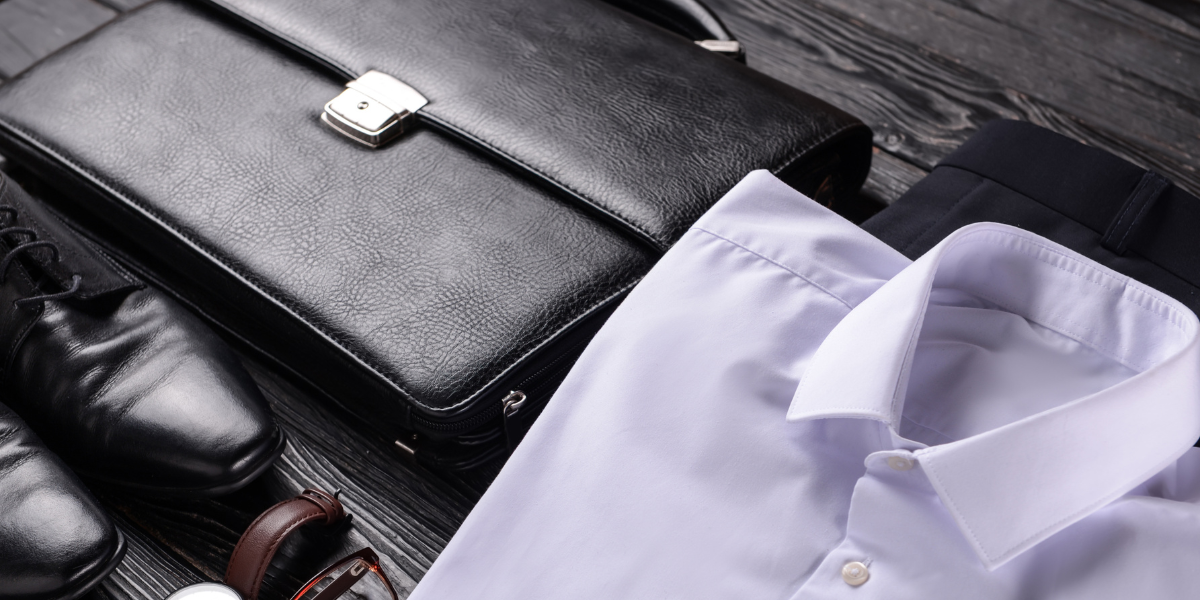 sacoche de travail noire avec chemise et mocassins