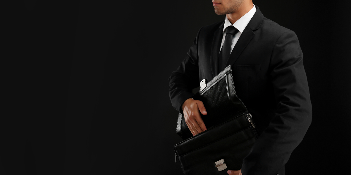 Comment porter élégamment une sacoche homme avec un costume ?