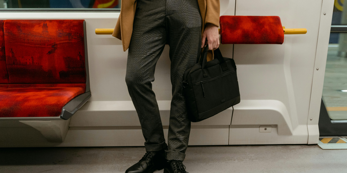 Sacoche homme : comment l’adapter à son style vestimentaire ?