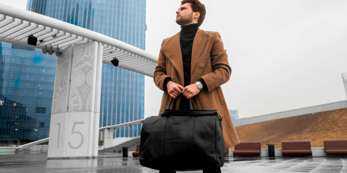 Quelle sacoche homme pour voyager léger en avion ?