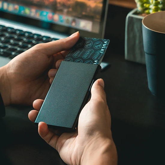 Porte-cartes en aluminium pour homme