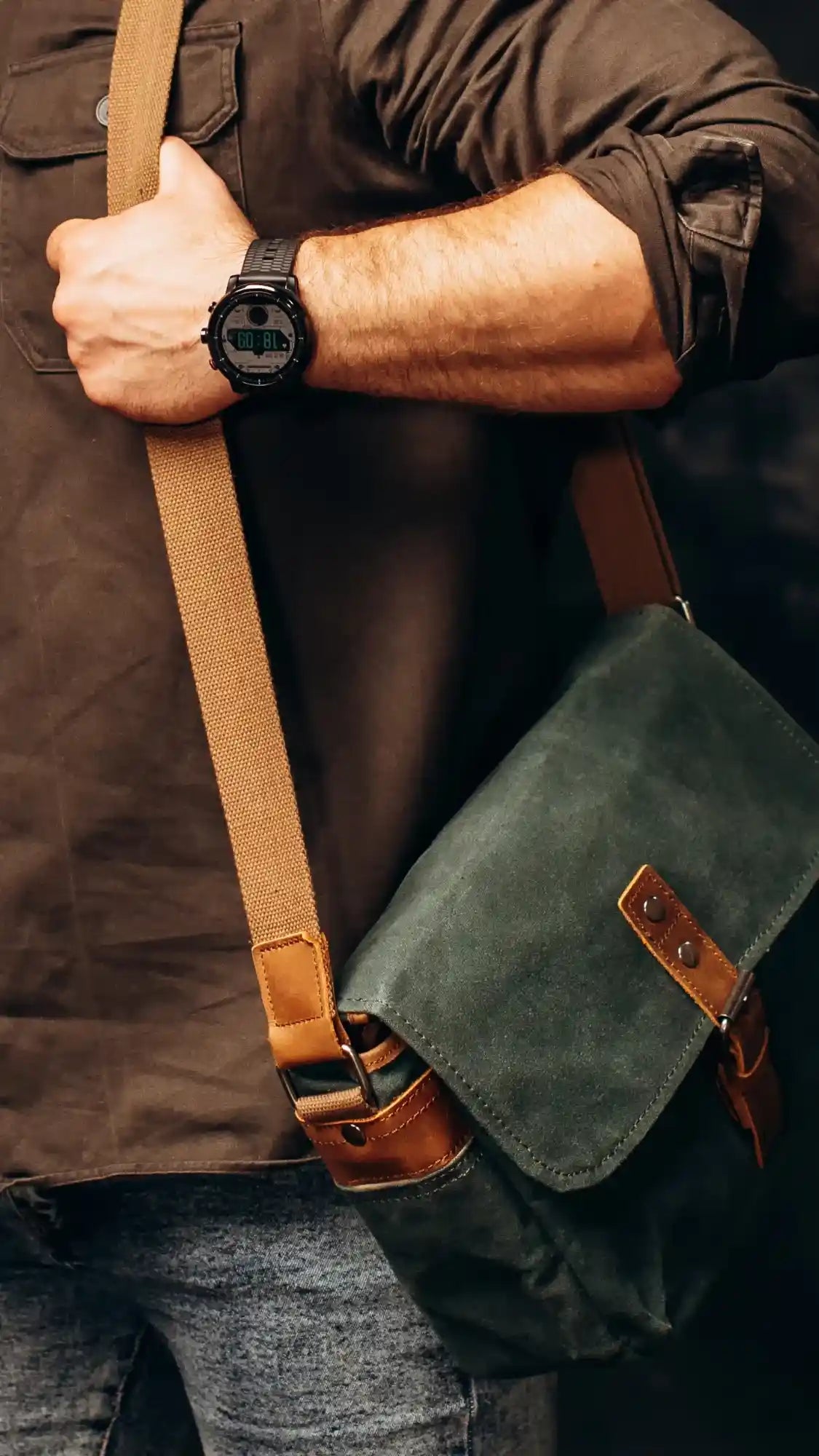 Homme portant une sacoche bandoulière type besace en tissu et cuir