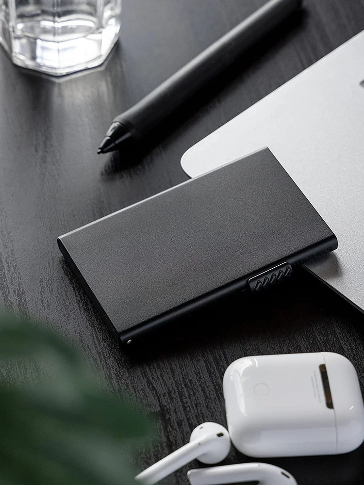 Porte-cartes en aluminium pour homme