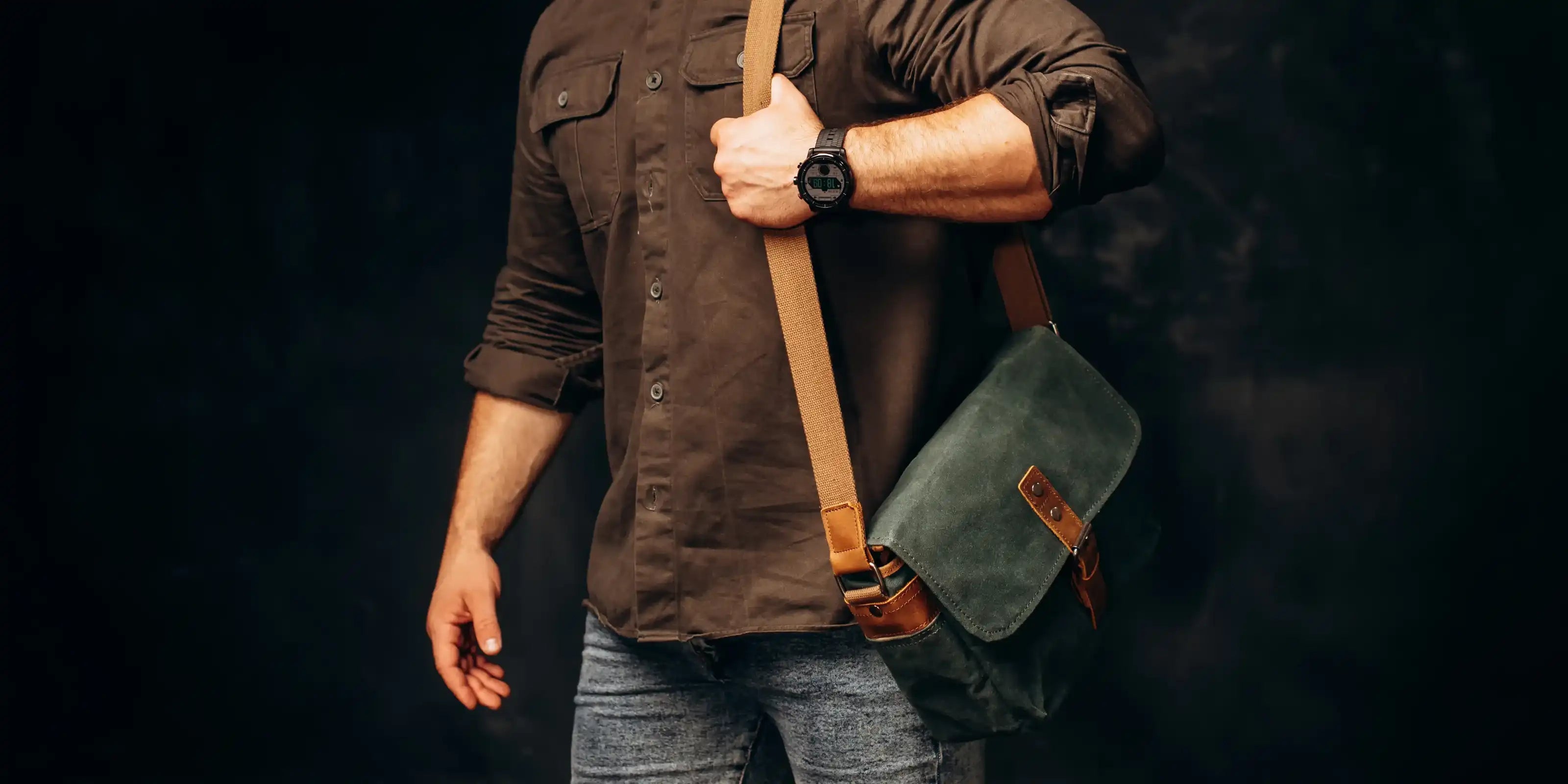 Homme portant une sacoche en toile