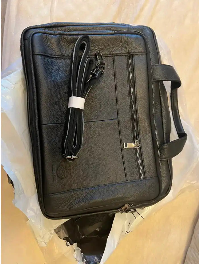 Attaché-case en cuir noir avec bandoulière.