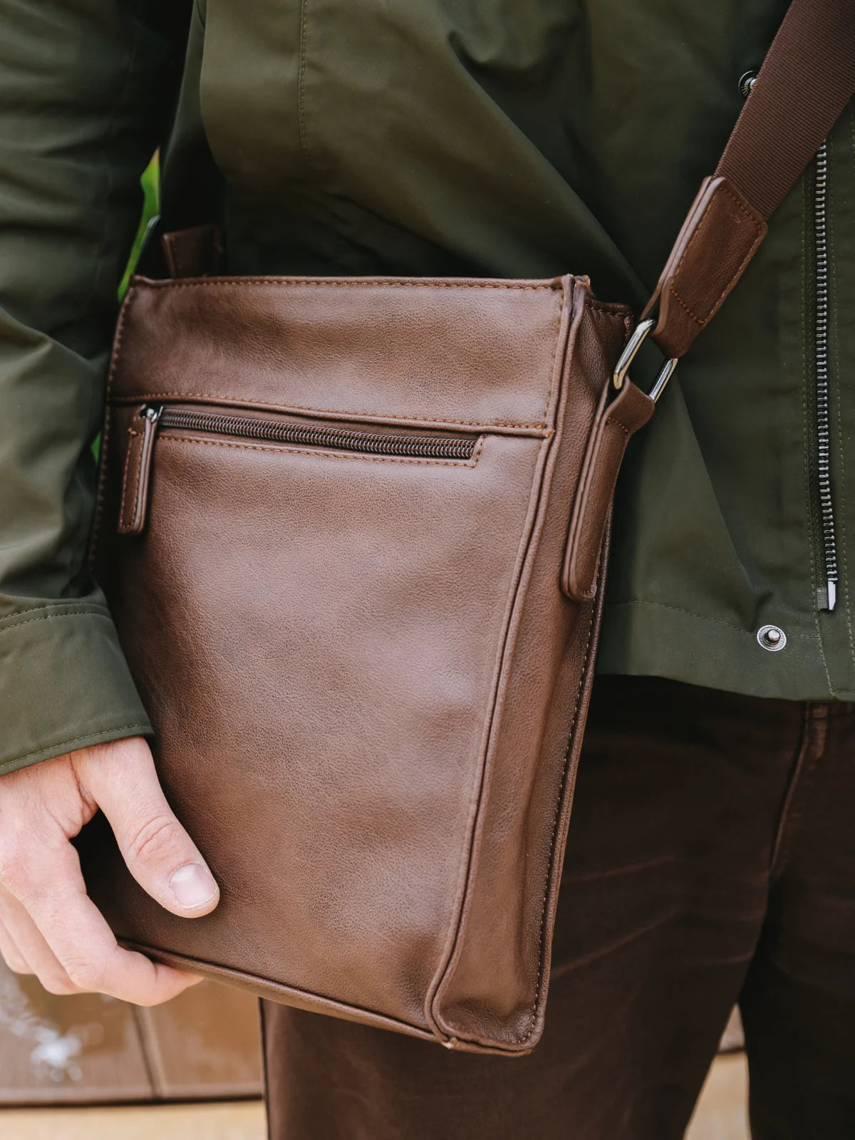 Homme portant une sacoche ordinateur en cuir